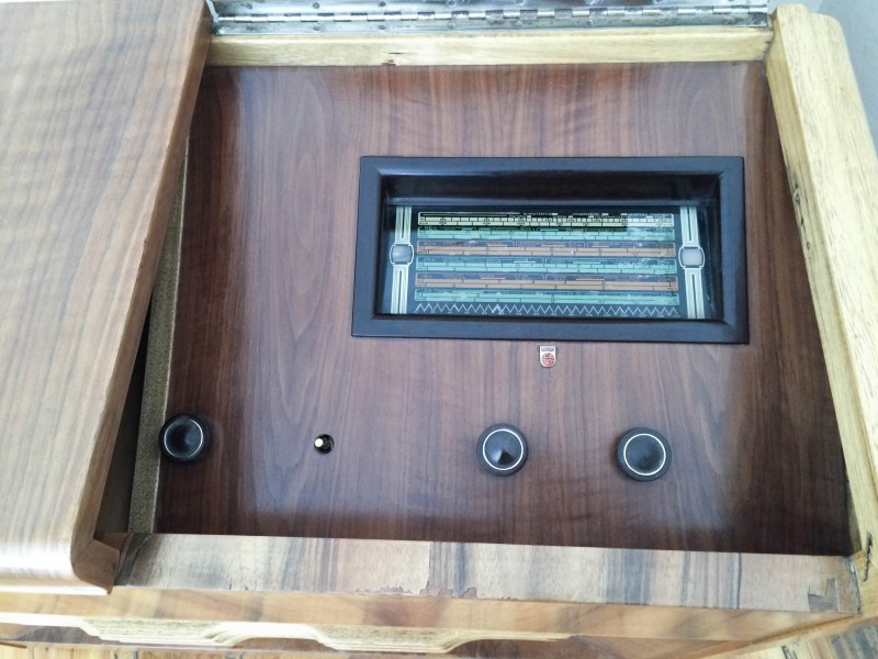 Art Deco Radiogram closeup